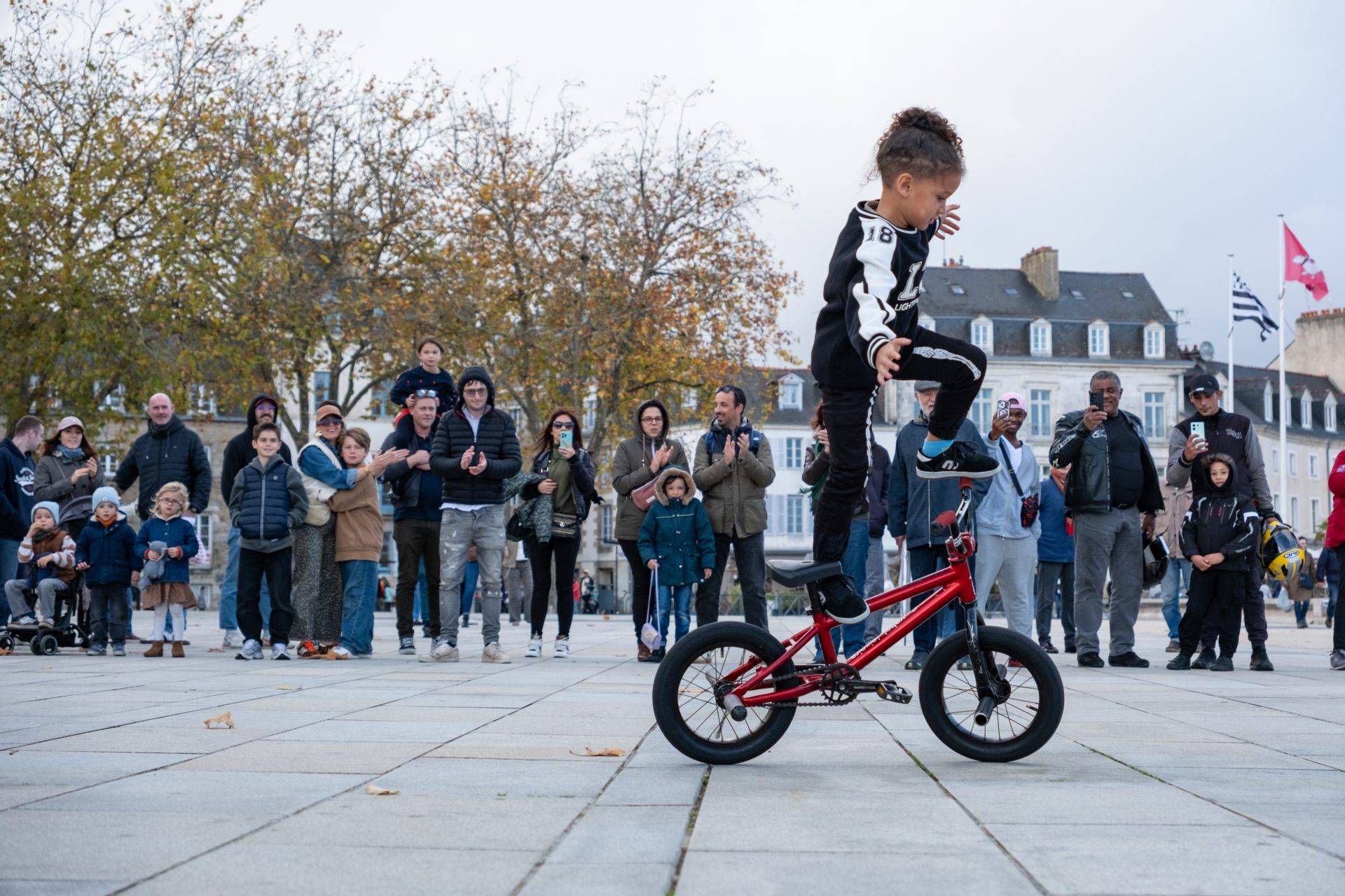 Street show au port de Vannes : Yahel exécute une figure sous les applaudissements