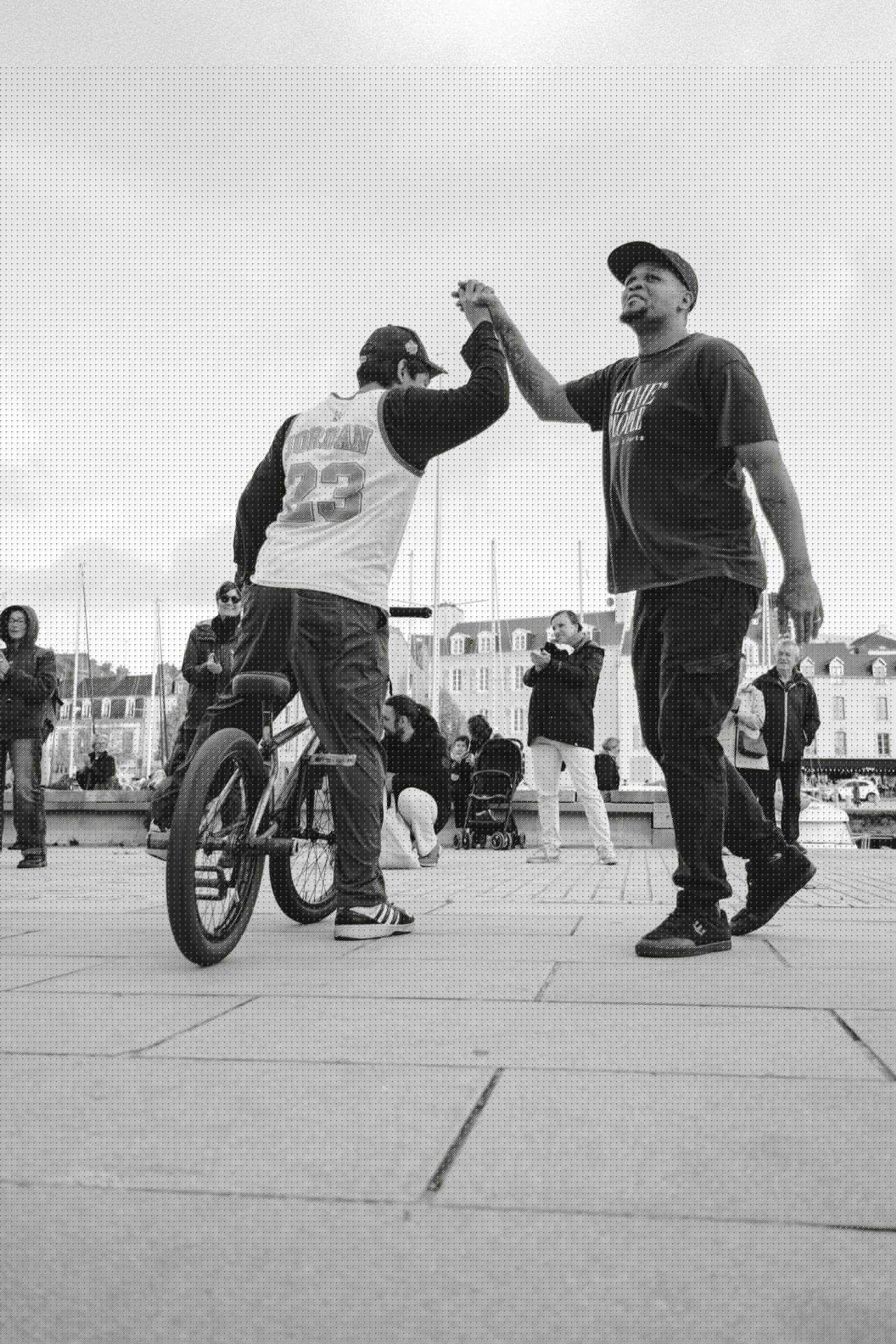 Moment de partage : high five entre riders pendant le street show à Vannes