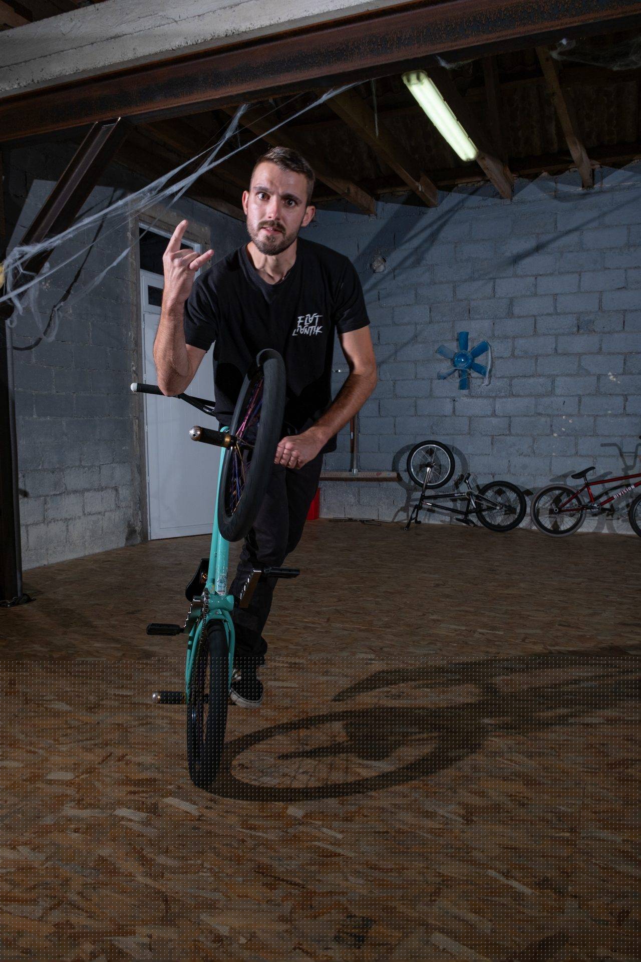 Figure de flat en indoor au spot de William : ambiance garage et sol OSB