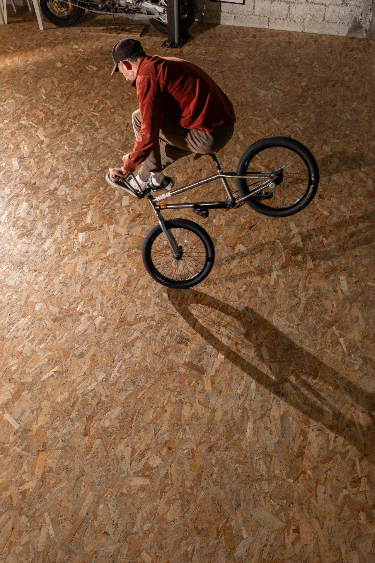 Session nocturne au spot de William sur sol OSB : figure de BMX flat en indoor