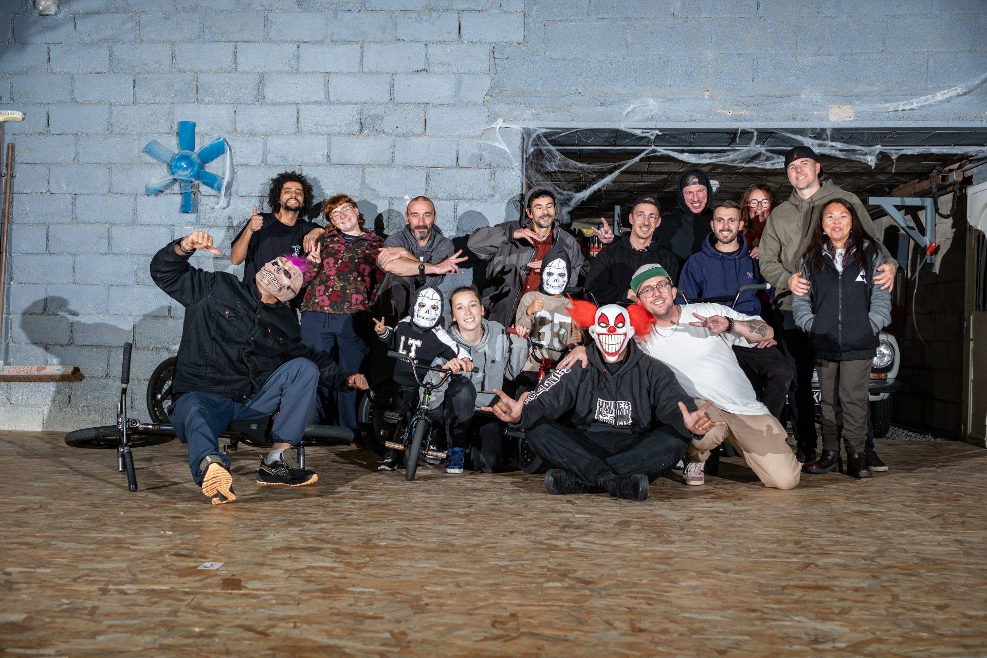 Photo de groupe de la Halloween Jam près de Vannes — riders, familles et amis