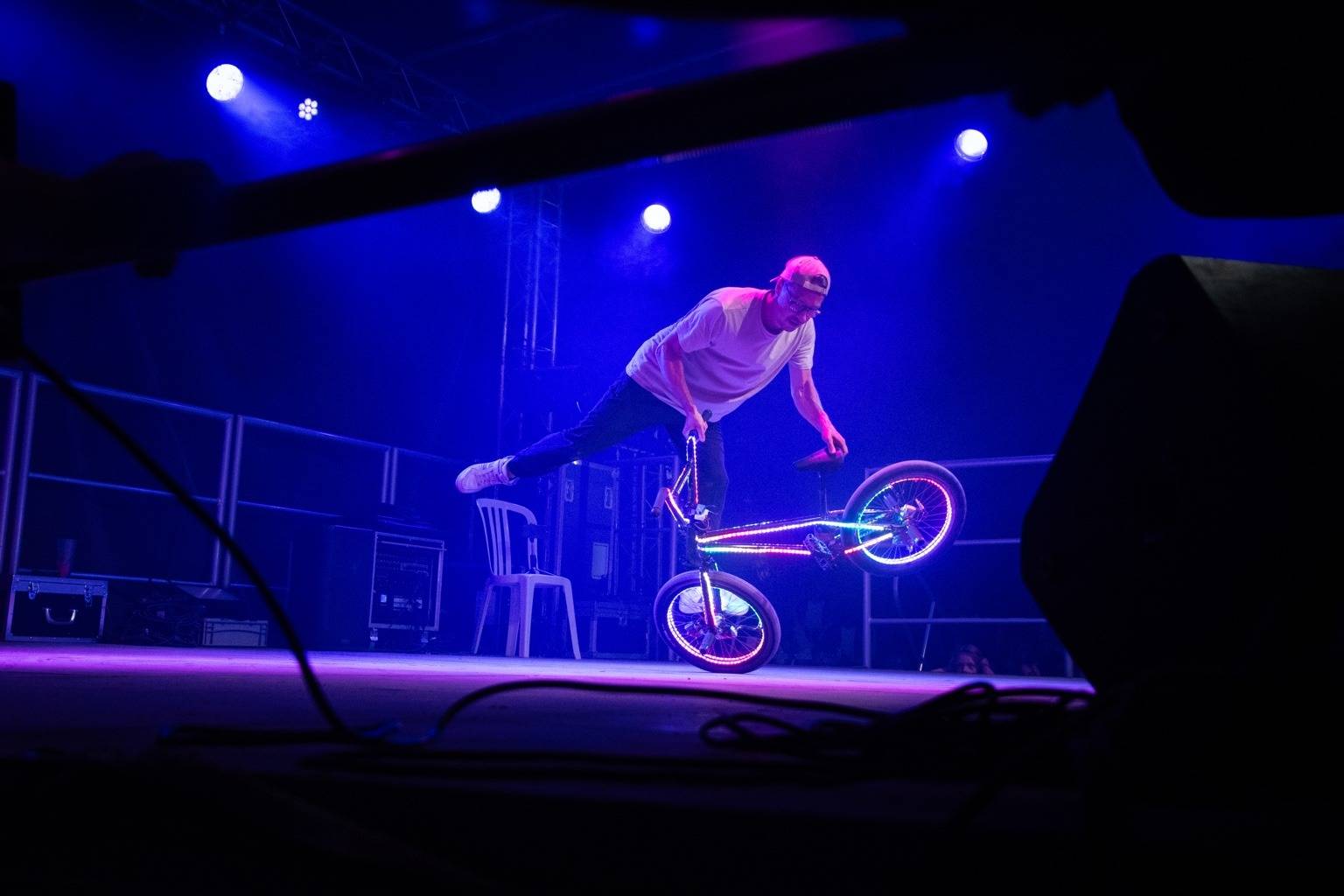 Show BMX LED de Kevin Meyer pendant un événement municipal en soirée