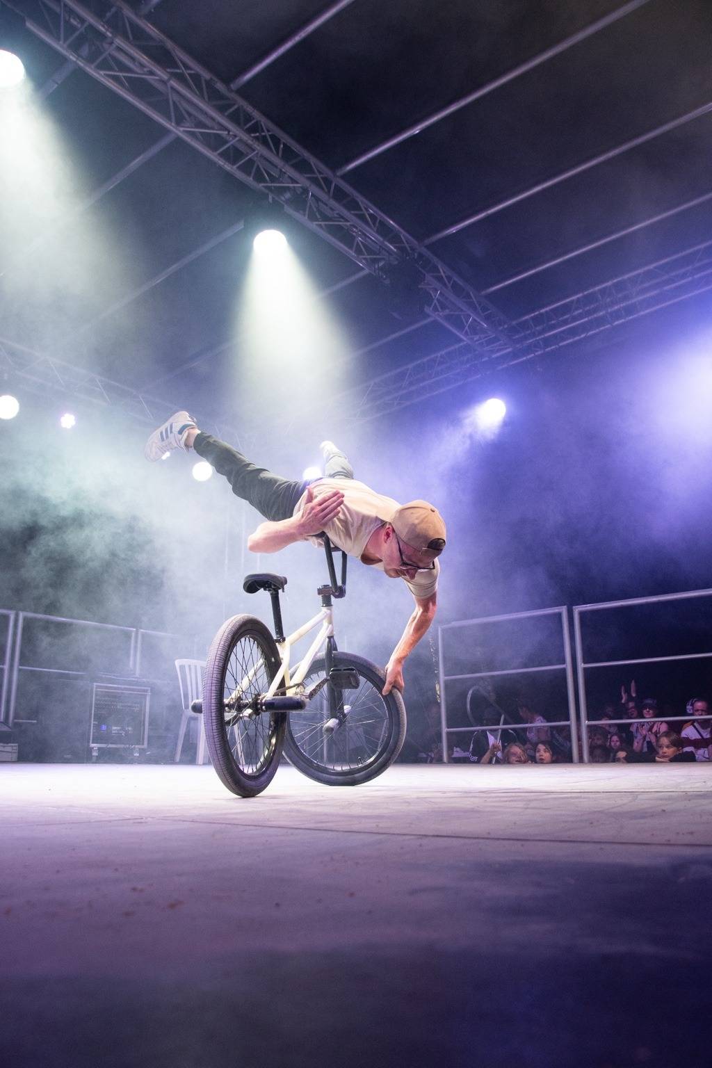 Figure spectaculaire de BMX Flatland pendant un spectacle interactif