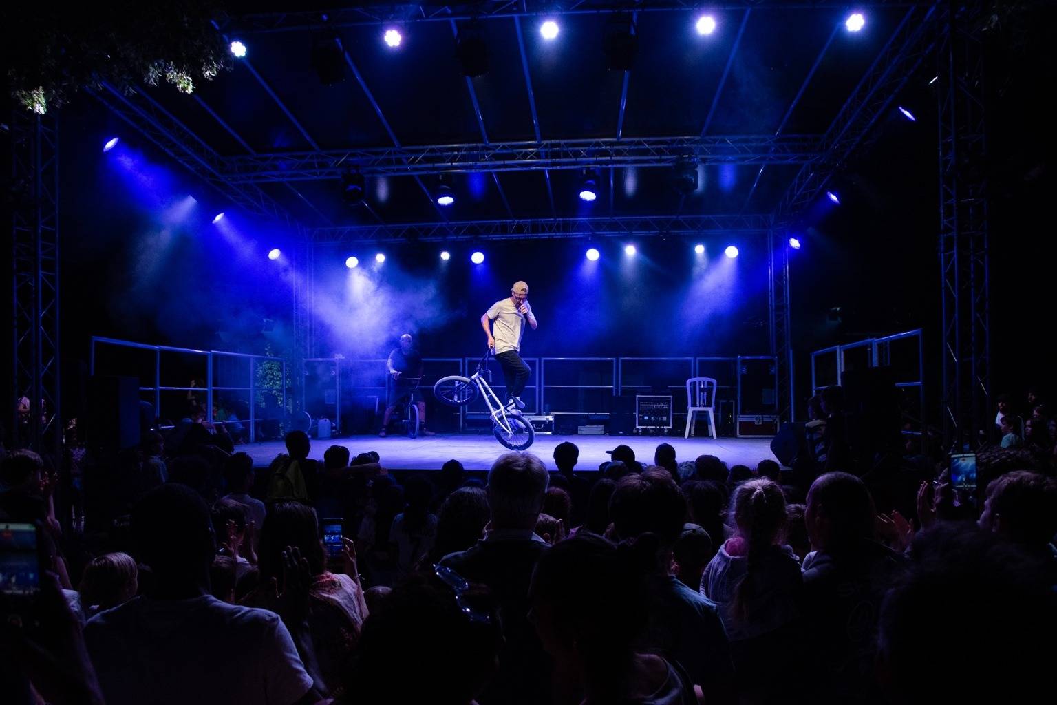 Spectacle BMX devant plusieurs centaines de spectateurs à la Fête des Étangs de Ville-d'Avray