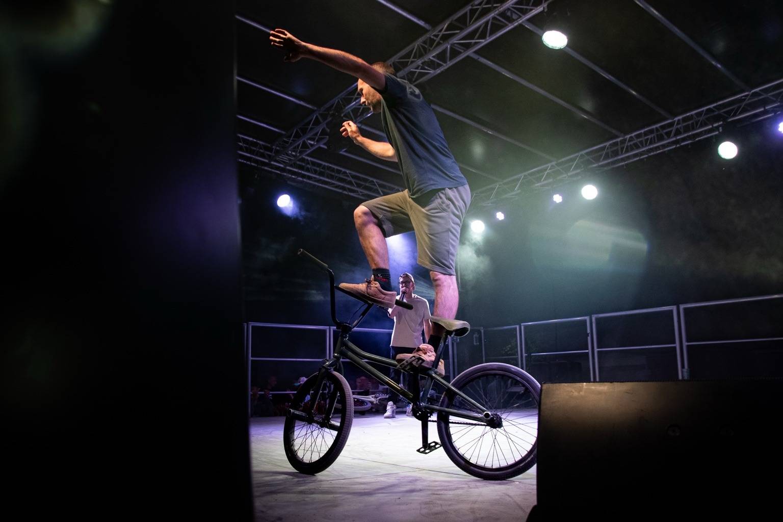 Thibaut Plomion réalise une démonstration de BMX Flatland sur scène