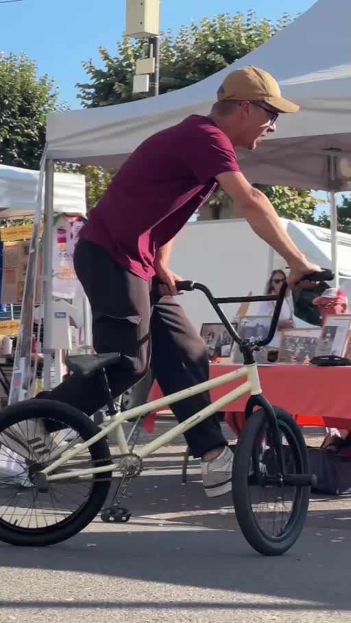 Kevin Meyer réalise une figure de BMX Flatland en extérieur à Cosne-sur-Loire