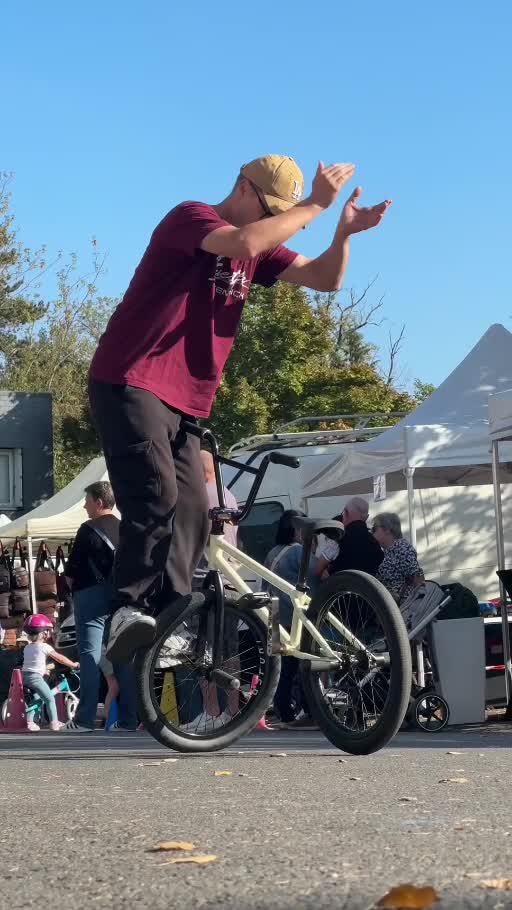 Kevin Meyer applaudit sur son BMX devant le public de la Fête du vélo à Cosne-sur-Loire